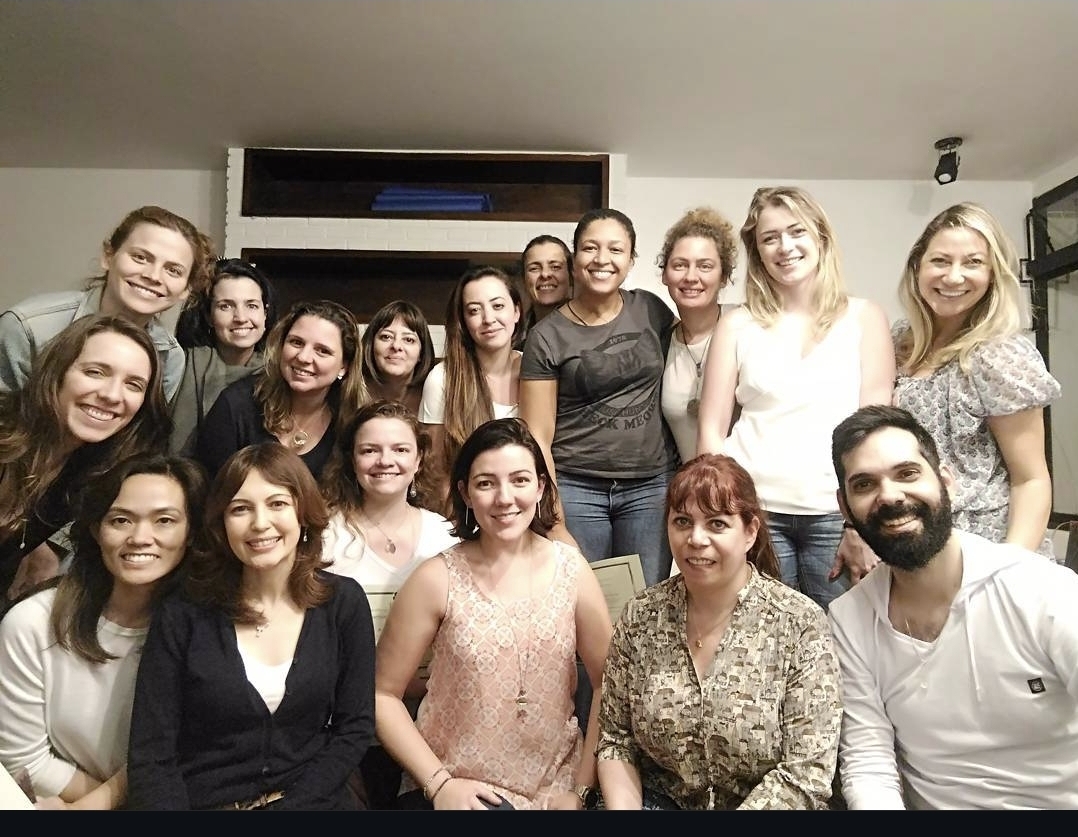 Grupo de alunos durante uma experiência na Casa Theta